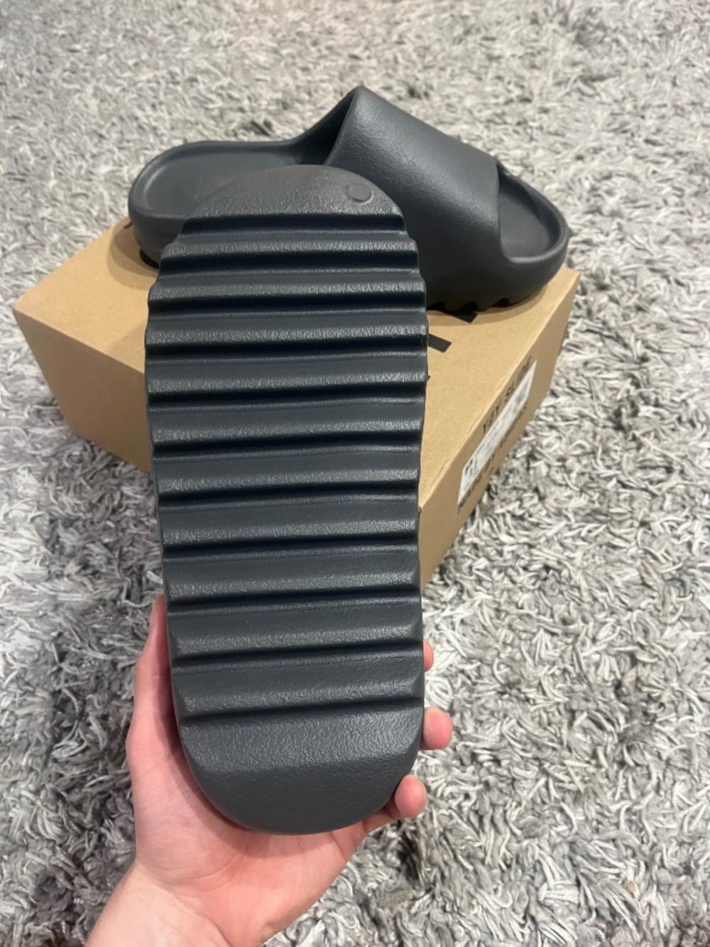 Yeezy slide size 11 granite - Picture 3 of 7